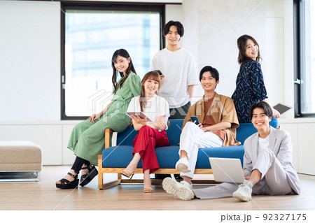 男女　Z世代　友達　大学生　シェアハウス　リビング 92327175
