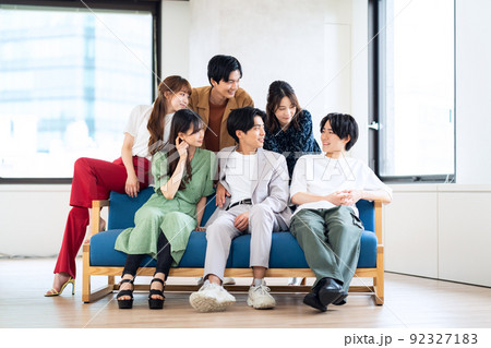 男女　Z世代　友達　大学生　シェアハウス　リビング 92327183