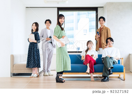 男女　Z世代　友達　大学生　シェアハウス　リビング 92327192