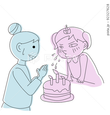 誕生日ケーキのロウソク消しに気合が入りすぎてツバを飛ばしてしまう子供と見守る母親 92327628