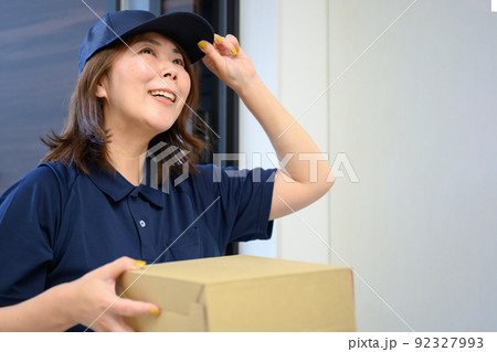 配送業の女性 92327993