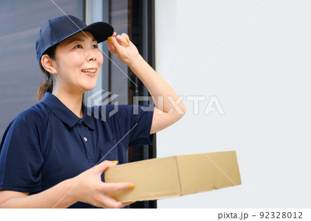 配送業の女性 配送業の女性 92328012