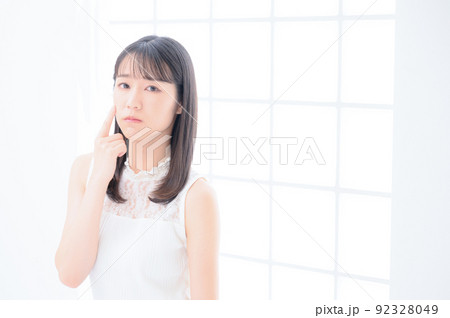 ニキビを気にする若い女性 コピースペースあり ニキビを気にする若い女性 コピースペースあり 92328049