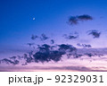 夕雲とコラボする三日月と金星 92329031