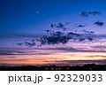 空気澄む夕暮れ 92329033
