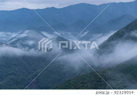 霧の郷たかはらからの紀伊山地の風景 和歌山県田辺市中辺路町高原 霧の郷たかはらからの紀伊山地の風景 和歌山県田辺市中辺路町高原 92329054
