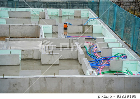 新築住宅の基礎の中に水がたまり水中ポンプで吸い上げ中 新築住宅の基礎の中に水がたまり水中ポンプで吸い上げ中 92329199