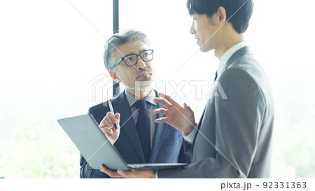 立ち話をする経営者と社員 立ち話をする経営者と社員 92331363