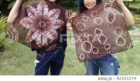 奄美大島　泥染め体験　ハンカチを染めた二人の女性 92331574