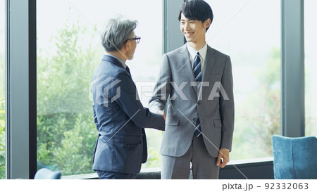 シニア経営者握手イメージ 92332063