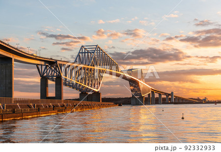 東京都　夕日に染まる東京ゲートブリッジ 92332933