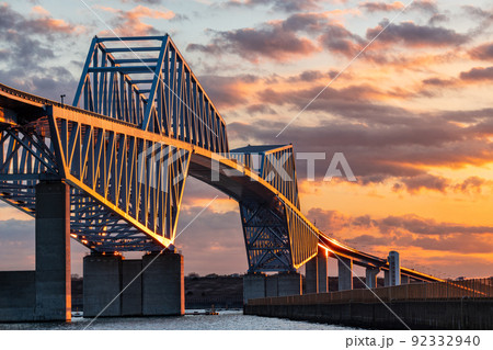 東京都　夕日に染まる東京ゲートブリッジ 92332940