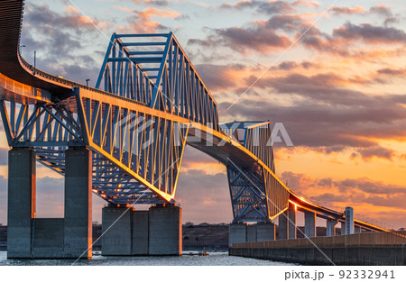 東京都　夕日に染まる東京ゲートブリッジ 92332941