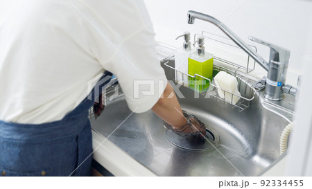 排水溝を掃除する女性(家事・主婦) 排水溝を掃除する女性(家事・主婦) 92334455