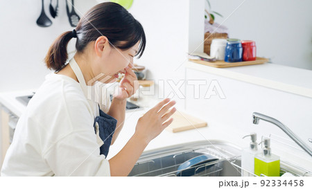 キッチンが臭くて鼻をつまむ女性(家事・主婦) キッチンが臭くて鼻をつまむ女性(家事・主婦) 92334458