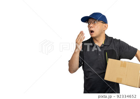 段ボールを持った驚く配達員 92334652