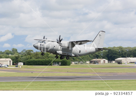 イタリア空軍C-27Jスパルタン輸送機離陸 92334857