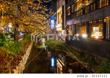 京都　夜の高瀬川 92335131