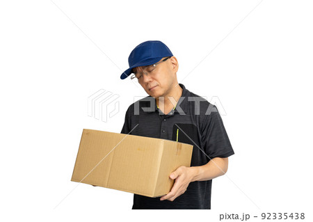 段ボールを持った落ち込む配達員 92335438