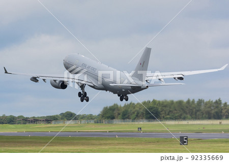 イギリス空軍KC.3ボイジャー空中給油機離陸 イギリス空軍KC.3ボイジャー空中給油機離陸 92335669