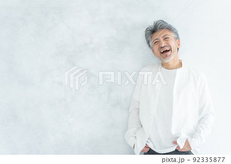 グレイヘアのシニア男性 グレイヘアのシニア男性 92335877