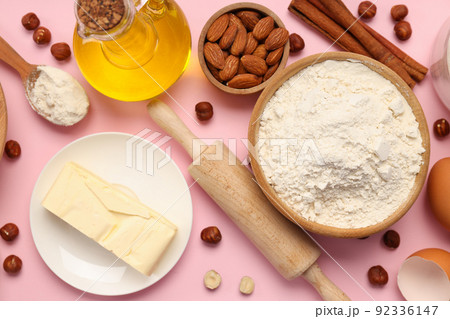 Concept of cooking cake or pie, top view Concept of cooking cake or pie, top view 92336147