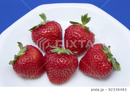 イチゴと白い皿との盛り付け 92336483