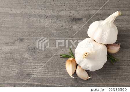 Garlic with rosemary on gray textured background 92336599