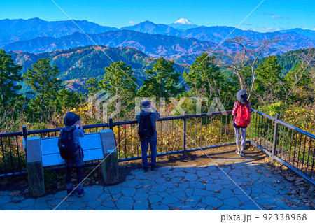 秋の東京八王子市の高尾山頂の大見晴園地から南西側方面(富士山など) 秋の東京八王子市の高尾山頂の大見晴園地から南西側方面(富士山など) 92338968
