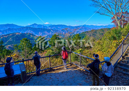 秋の東京八王子市の高尾山頂の大見晴園地から南西側方面(富士山など) 秋の東京八王子市の高尾山頂の大見晴園地から南西側方面(富士山など) 92338970