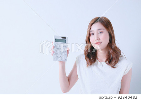 白色の電卓と若い女性 92340482
