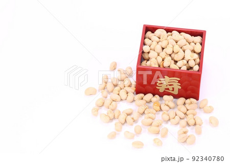 節分の豆　炒り大豆　升　明るい背景 92340780