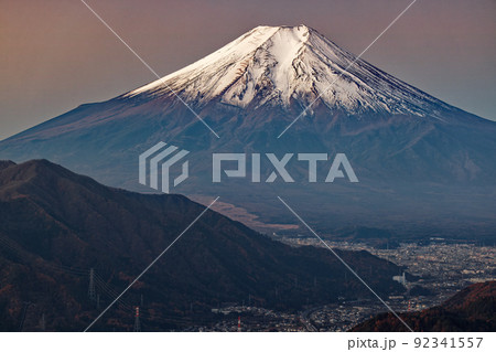 高川山から見る夜明けの富士山 高川山から見る夜明けの富士山 92341557