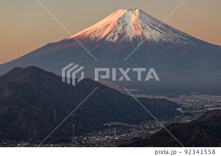 高川山から見る朝焼けの富士山 高川山から見る朝焼けの富士山 92341558