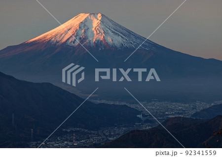高川山から見る朝焼けの富士山 92341559