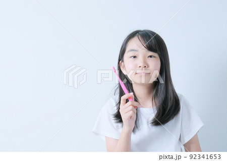 歯ブラシを持ったカメラ目線の子供|白背景 歯ブラシを持ったカメラ目線の子供|白背景 92341653