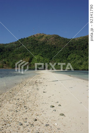 フィリピン パラワン海域 ビガン島のスネークアイランド 本島と小島を結ぶ長い砂州 フィリピン パラワン海域 ビガン島のスネークアイランド 本島と小島を結ぶ長い砂州 92341790