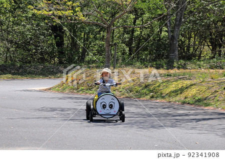 変わった自転車を漕ぐ子供 変わった自転車を漕ぐ子供 92341908