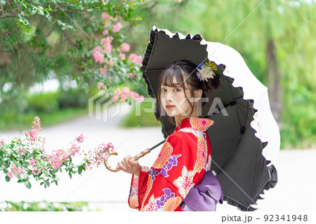 浴衣と日傘の女性 92341948