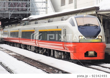 弘前駅停車中の特急つがる号 92342493