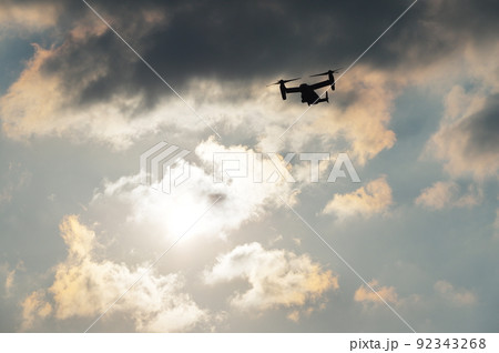 夕暮の中を飛行訓練するオスプレイ 夕暮の中を飛行訓練するオスプレイ 92343268