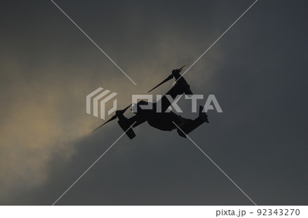 夕暮の中を飛行訓練するオスプレイ 夕暮の中を飛行訓練するオスプレイ 92343270