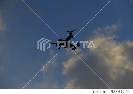 夕暮の中を飛行訓練するオスプレイ 92343276