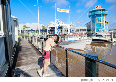 海辺を散策する日本人女性 92343414
