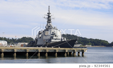 海上自衛隊の逸見岸壁に停泊する艦船 92344561