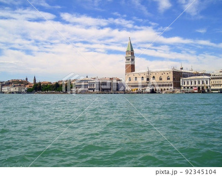 洋上よりサン・マルコ寺院の鐘楼を望む 洋上よりサン・マルコ寺院の鐘楼を望む 92345104