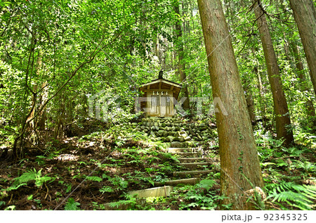 埼玉県飯能市小瀬戸のパワースポット　浅間神社の拝殿奥の境内社 92345325