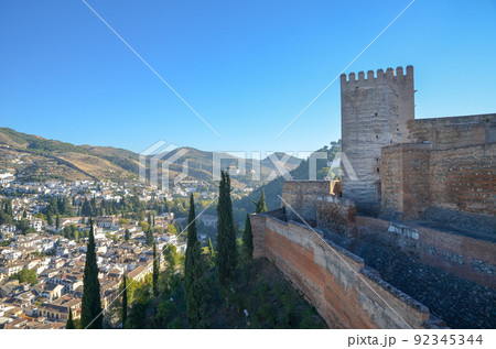 アルハンブラ宮殿　アルカサバとアルバイシン地区（グラナダ、スペイン・アンダルシア） 92345344