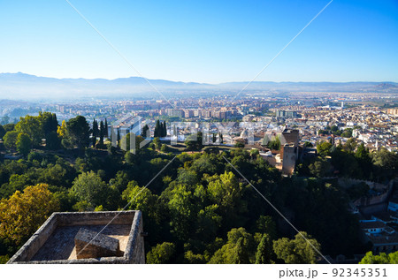 アルハンブラ宮殿　アルカサバからの風景（グラナダ、スペイン・アンダルシア） 92345351