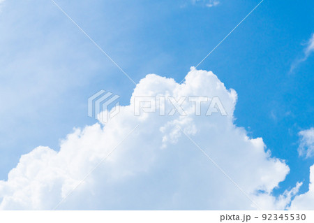 爽やかな夏空と白雲 92345530